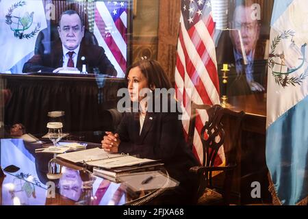 Washington, DC. April 2021. Die Vizepräsidentin der Vereinigten Staaten, Kamala Harris, Mitte rechts, spricht während eines virtuellen bilateralen Treffens mit Präsident Alejandro Giammattei aus Guatemala, auf dem Bildschirm links, im Feierlichen Büro des Vizepräsidenten im Eisenhower Executive Office Building auf dem Campus des Weißen Hauses, über die Migrationskrise am 26. April 2021, In Washington, DC. Quelle: Oliver Contreras/Pool via CNP Quelle: dpa/Alamy Live News Stockfoto