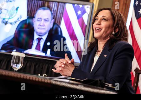 Washington, DC. April 2021. Die Vizepräsidentin der Vereinigten Staaten, Kamala Harris, rechts, spricht während eines virtuellen bilateralen Treffens mit dem Präsidenten Alejandro Giammattei aus Guatemala, auf dem Bildschirm links, im Zeremonialbüro des Vizepräsidenten im Eisenhower Executive Office Building auf dem Campus des Weißen Hauses, über die Migrationskrise am 26. April 2021 in Washington, DC. Quelle: Oliver Contreras/Pool via CNP Quelle: dpa/Alamy Live News Stockfoto