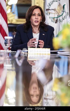 Washington, DC. April 2021. Die Vizepräsidentin der Vereinigten Staaten, Kamala Harris, spricht während eines virtuellen bilateralen Treffens mit Präsident Alejandro Giammattei aus Guatemala im Zeremonialbüro des Vizepräsidenten im Eisenhower Executive Office Building auf dem Campus des Weißen Hauses über die Migrationskrise am 26. April 2021 in Washington, DC. Quelle: Oliver Contreras/Pool via CNP Quelle: dpa/Alamy Live News Stockfoto