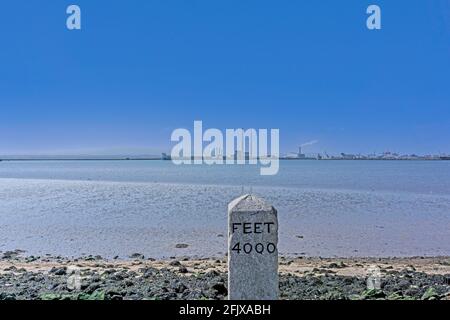 Die 4000 Fuß lange Markierung am Dollymount Strand in Dublin mit den Zwillingskornsteinen des alten Poolbeg-Kraftwerks und der Verbrennungsanlage in der Ferne. Stockfoto