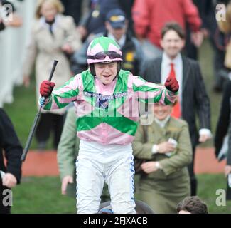 CHELTENHAM 2008 1st TAG. 11/3/2008. DIE SCHLUMFIT KAPPA CHAMPION HÜRDE. ROBERT THORNTON ÜBER KATCHIT NACH DEM SIEG. BILD DAVID ASHDOWN Stockfoto