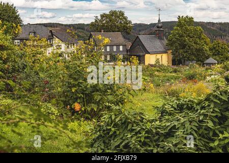 Steinbach An Der Haide-Das Pflanzbett Vor Dem Kirche Stockfoto