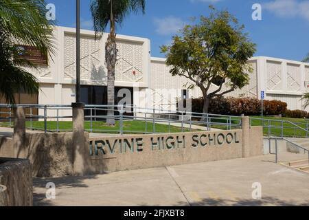 IRVINE, KALIFORNIEN - 24 APR 2021: Schilder und Gebäude an der Irvine High School. Stockfoto