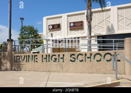 IRVINE, KALIFORNIEN - 24 APR 2021: Schilder und Gebäude an der Irvine High School. Stockfoto