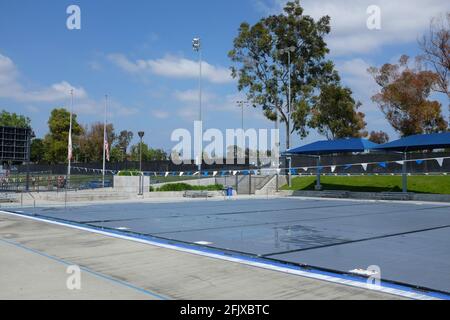 IRVINE, KALIFORNIEN - 24 APR 2021: Überdachte Pools im Wollett Aquatics Center Stockfoto