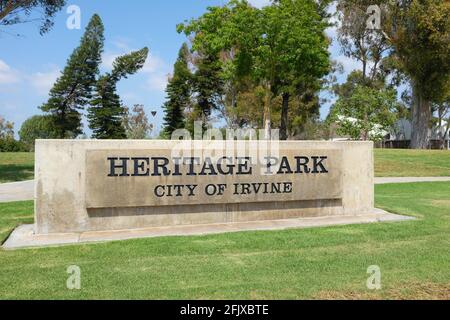 IRVINE, KALIFORNIEN - 24 APR 2021: Heritage Park Schild auf Walnut Avenue beherbergt eine öffentliche Bibliothek, Erholungszentrum, Kunstzentrum und Tageskindergarten Stockfoto