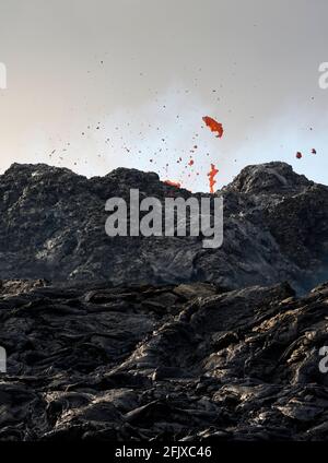 Glühende heiße Lava, die aus rauem Vulkankrater ausbricht Stockfoto