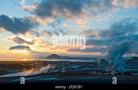 Sonnenuntergang über dem berühmten See Myvatn im Winter Stockfoto