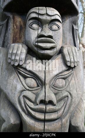 Adler über dem Killerwal auf dem Walschwanz - Carver: Laverne Roy Baines 1977. Cowichan Valley, Vancouver Island, British Columbia, Kanada. Stockfoto