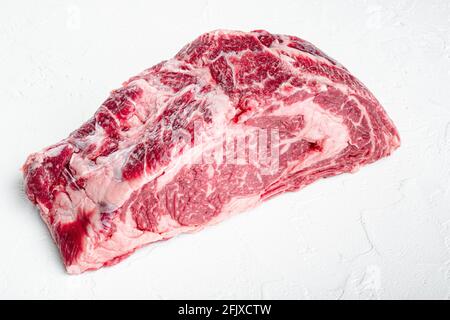 Scotch Filet, komplett geschnittenes, marmoriertes Rindfleisch, Rib Eye, Fleischset bester Wahl, auf weißem Steingrund Stockfoto