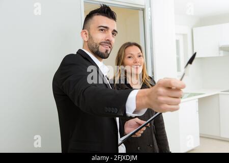 Porträt einer Frau, die eine Wohnung betrachtet Stockfoto