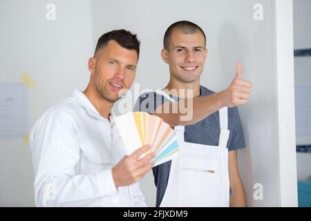 Maler Mann mit Farbmuster in der Hand Stockfoto