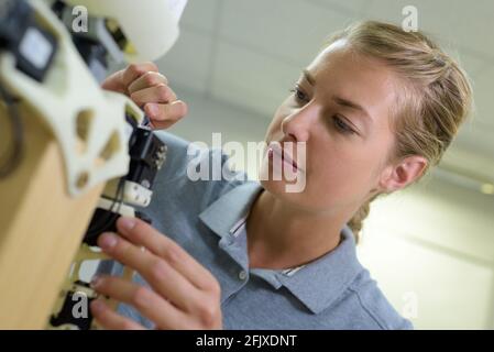 Eine Frau in der Elektronikwerkstatt Stockfoto