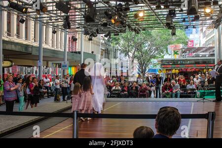 Circa September 2015 in Brisbane Australia Bridal Show in der Queen Street Mall mit Publikum, Fotograf und Zeremonienmeister Stockfoto