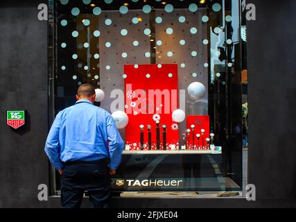 Brisbane Queensland Australien Nov 21 2013 Mann mit Händen Taschen und zurück zur Kamera in einem Schaufenster Bei TAGHeuer Uhren Stockfoto