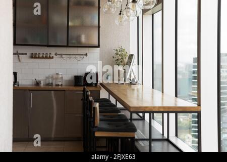 Leere moderne Design-Küche am Büroarbeitsplatz Stockfoto