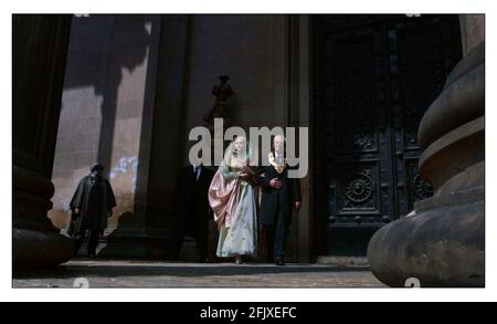 Dreharbeiten zur Revilgers Tragedy aug 2001 in und um St. Georges Hall, im Zentrum von Liverpool. Sophie Dahl als Imogen mit Antony Booth als Lord Antonio im Film von Alex Cox. Stockfoto