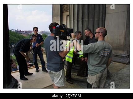 Dreharbeiten zur Revilgers Tragedy aug 2001 in und um St. Georges Hall, im Zentrum von Liverpool. Christopher Eccleston als Vindici und Andrew Schofield als Carlo und Regisseur Alex Cox (ganz links) Bild David Sandison 1/8/2001 Stockfoto