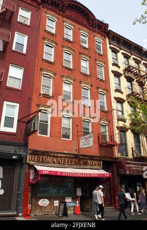 Fassade des mehrstöckigen Mehrfamilienhauses aus dem späten 19. Jahrhundert mit altem Einzelhandelsgeschäft im Erdgeschoss, in der Bleecker Street 285, im South Village Stockfoto