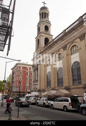Die Kirche unserer Lieben Frau von Pompeji, katholische Pfarrkirche, die 1928 eingeweiht wurde, befindet sich im Stadtteil South Village, Bleeker Street Side View, New York Stockfoto