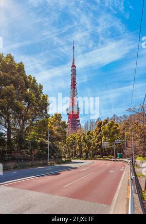 Straßenverlauf der hakusan iwaida tamachi Straße gesäumt von Bäume und führt zum Tokyo Tower das höchste Gitter Tower in Japan inspiriert von der Eiffe Stockfoto