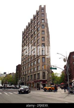 1929 mehrstöckiges Art déco-Wohngebäude in der Cornelia Street 2, Mini-Version des Flat Iron, Blick von der 6th Avenue in West Village, New York Stockfoto