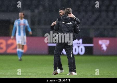 Turin, Italien, 26. April 2021. Gennaro Gattuso Cheftrainer des SSC Napoli umarmt Davide Nicola Cheftrainer des FC Turin nach dem letzten Pfiff des Serie A-Spiels im Stadio Grande Torino, Turin. Bildnachweis sollte lauten: Jonathan Moscrop / Sportimage Stockfoto