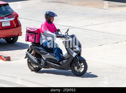 SAMUT PRAKAN, THAILAND, JULI 09 2020, EIN Express-Service liefert Sendungen auf einem Motorrad. Motorradfahrer fährt mit Lieferung im Karton. Stockfoto