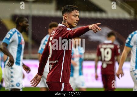 Turin, Italien. April 2021. Armando Izzo von Turin FC Geste während der Serie A Fußballspiel zwischen Turin FC und SSC Napoli. Sportstadien in ganz Italien unterliegen aufgrund der Coronavirus-Pandemie weiterhin strengen Beschränkungen, da staatliche Gesetze zur sozialen Distanzierung Fans innerhalb von Veranstaltungsorten verbieten, was dazu führt, dass Spiele hinter verschlossenen Türen gespielt werden. (Foto von Alberto Gandolfo/Pacific Press) Quelle: Pacific Press Media Production Corp./Alamy Live News Stockfoto