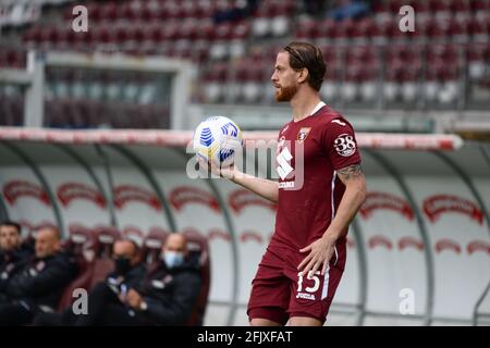 Turin, Italien. April 2021. Cristian Ansaldi vom FC Turin während des Fußballspiels der Serie A zwischen dem FC Turin und dem SSC Napoli. Sportstadien in ganz Italien unterliegen aufgrund der Coronavirus-Pandemie weiterhin strengen Beschränkungen, da staatliche Gesetze zur sozialen Distanzierung Fans innerhalb von Veranstaltungsorten verbieten, was dazu führt, dass Spiele hinter verschlossenen Türen gespielt werden. (Foto von Alberto Gandolfo/Pacific Press) Quelle: Pacific Press Media Production Corp./Alamy Live News Stockfoto