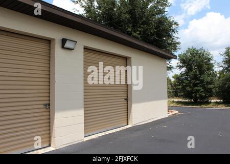 Lagereinrichtung. Leer. Außenansicht der Selbstlagereinrichtungen für Lagerauktionen in Winter Haven, florida. Stockfoto