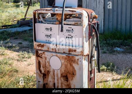 Eine verlassene Benzinpumpe in der Nähe von Lightning Ridge, New South Wales, Australien Stockfoto