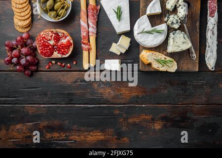 Zutaten für mediterrane Küche, Fleischkieder, Kräuter-Set, auf dunklem Holzhintergrund, Draufsicht mit Texthintergrund Stockfoto