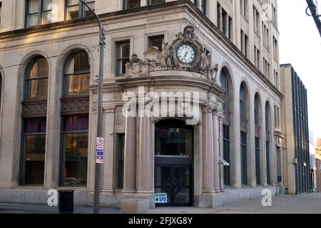 Kunstvoll verzierte Eckeingangshalle mit einer Uhr und Säulen, eines Bürogebäudes aus dem frühen 20. Jahrhundert, architektonisches Detail, Scranton, PA, USA Stockfoto