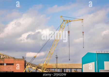 Industriegebiet, Baustelle mit Autokran arbeiten im Freien. Stockfoto