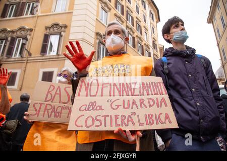 Rom, Italien. April 2021. Aktivisten der "Mani Rosse"-Bewegung protestieren gegen Schiffswracks von Migranten im Mittelmeer (Foto: Matteo Nardone/Pacific Press) Quelle: Pacific Press Media Production Corp./Alamy Live News Stockfoto