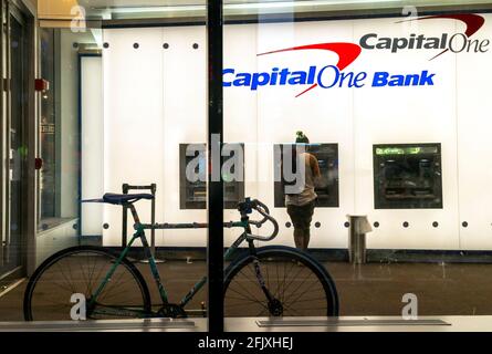 New York, USA. Juli 2018. Die Geldautomaten-Lobby einer Niederlassung der Capital One Bank in New York am Dienstag, den 24. Juli 2018. (Foto von Richard B. Levine) Quelle: SIPA USA/Alamy Live News Stockfoto