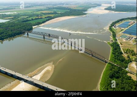 Luftaufnahme der alten Brücke der US Route 66 über den Mississippi River in der Nähe von St. Louis, Missouri, USA. Stockfoto