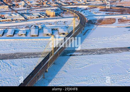 Luftaufnahme der Clark Bridge über dem gefrorenen Mississippi River in der Nähe von Alton, Illinois, USA. Stockfoto