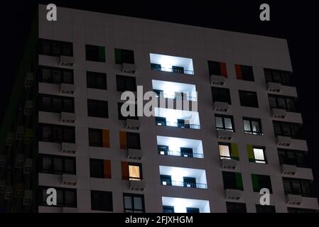 Hervorgehobene Übergänge von Etagen in einem mehrstöckigen Gebäude. Weißer Lebender Turm. Stockfoto