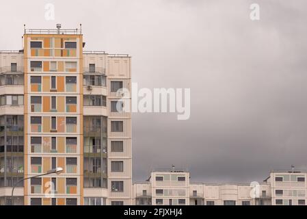 Dächer von mehrstöckigen Gebäuden. Panelkonstruktion und ein düsterer Himmel. Stockfoto