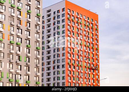 Mehrstöckige Wohntürme. Rotes und graues Haus. Neue Häuser im neuen Moskau. Stockfoto