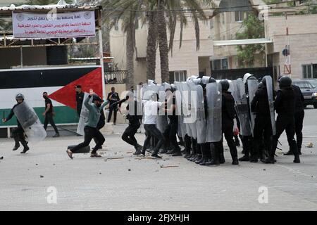 Gaza. April 2021. Mitglieder der palästinensischen Sicherheitskräfte der Hamas zeigen am 26. April 2021 bei einer Abschlussfeier der Polizei in Gaza-Stadt ihr Können. Kredit: Rizek Abdeljawad/Xinhua/Alamy Live Nachrichten Stockfoto