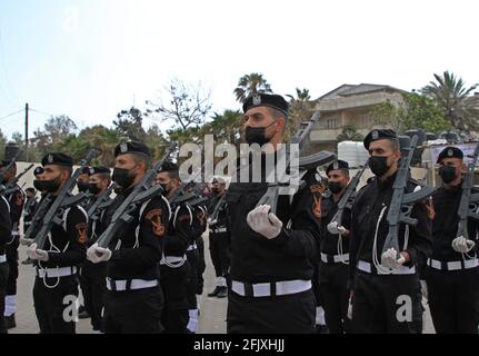 Gaza. April 2021. Mitglieder der palästinensischen Sicherheitskräfte der Hamas nehmen am 26. April 2021 an einer Abschlussfeier der Polizei in Gaza-Stadt Teil. Kredit: Rizek Abdeljawad/Xinhua/Alamy Live Nachrichten Stockfoto