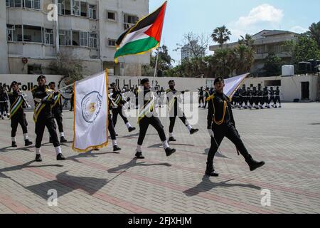 Gaza. April 2021. Mitglieder der palästinensischen Sicherheitskräfte der Hamas nehmen am 26. April 2021 an einer Abschlussfeier der Polizei in Gaza-Stadt Teil. Kredit: Rizek Abdeljawad/Xinhua/Alamy Live Nachrichten Stockfoto