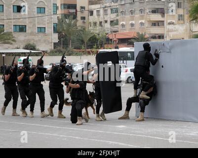 Gaza. April 2021. Mitglieder der palästinensischen Sicherheitskräfte der Hamas zeigen am 26. April 2021 bei einer Abschlussfeier der Polizei in Gaza-Stadt ihr Können. Kredit: Rizek Abdeljawad/Xinhua/Alamy Live Nachrichten Stockfoto