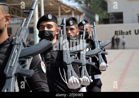 Gaza. April 2021. Mitglieder der palästinensischen Sicherheitskräfte der Hamas nehmen am 26. April 2021 an einer Abschlussfeier der Polizei in Gaza-Stadt Teil. Kredit: Rizek Abdeljawad/Xinhua/Alamy Live Nachrichten Stockfoto