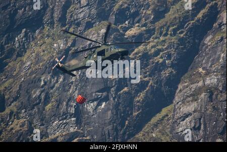 Killarney National Park, Irland - 26. April. 2021: Irish Air Corp Hubschrauber sammeln Wasser, um Feuer im Killarney Nationalpark zu löschen Stockfoto