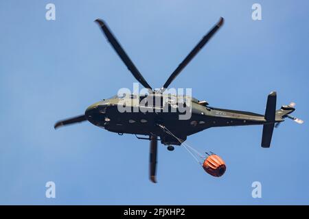 Killarney National Park, Irland - 26. April. 2021: Irish Air Corp Hubschrauber sammeln Wasser, um Feuer im Killarney Nationalpark zu löschen Stockfoto
