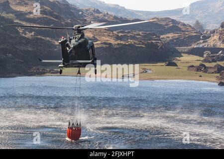 Killarney National Park, Irland - 26. April. 2021: Irish Air Corp Hubschrauber sammeln Wasser, um Feuer im Killarney Nationalpark zu löschen Stockfoto